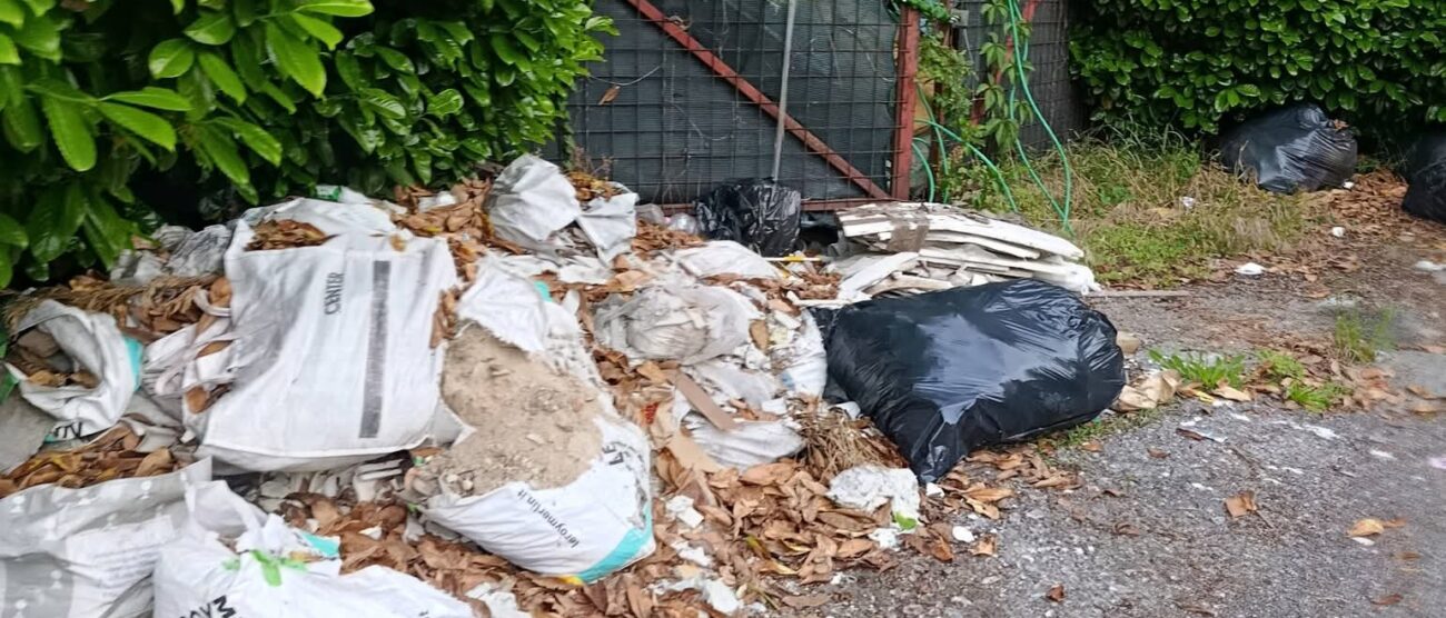 I rifiuti abbandonati in via Ordini a Cesano