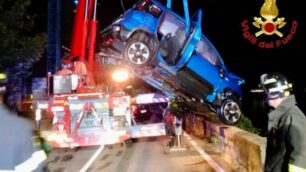 Il recupero dell'auto finita nella scarpata lungo il lago di Como