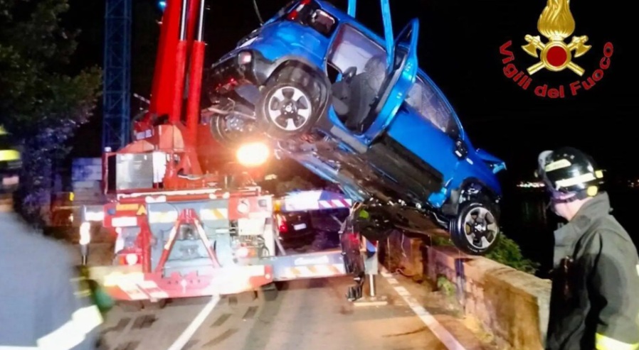 Il recupero dell'auto finita nella scarpata lungo il lago di Como