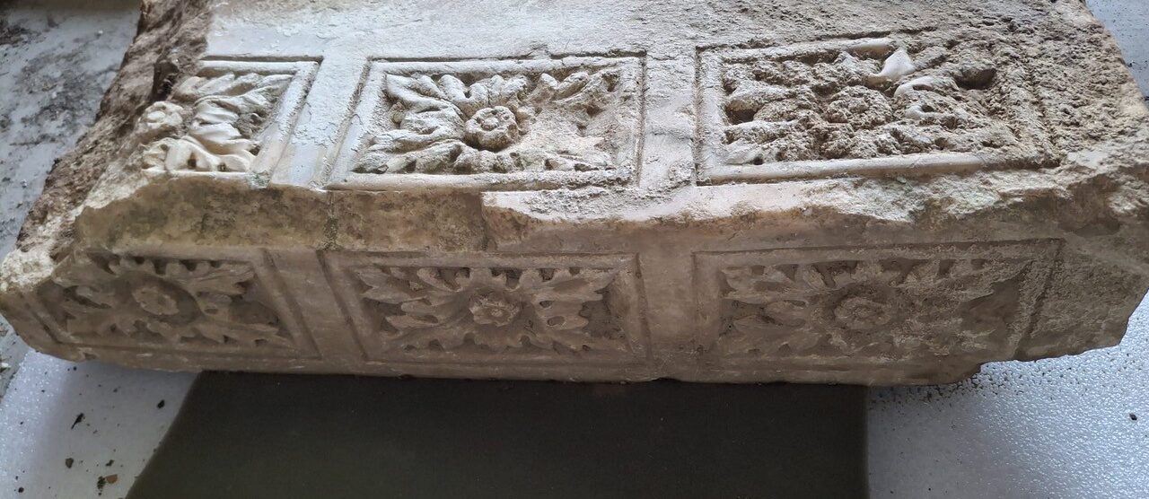 La pietra decorata trovata nel Parco di Monza