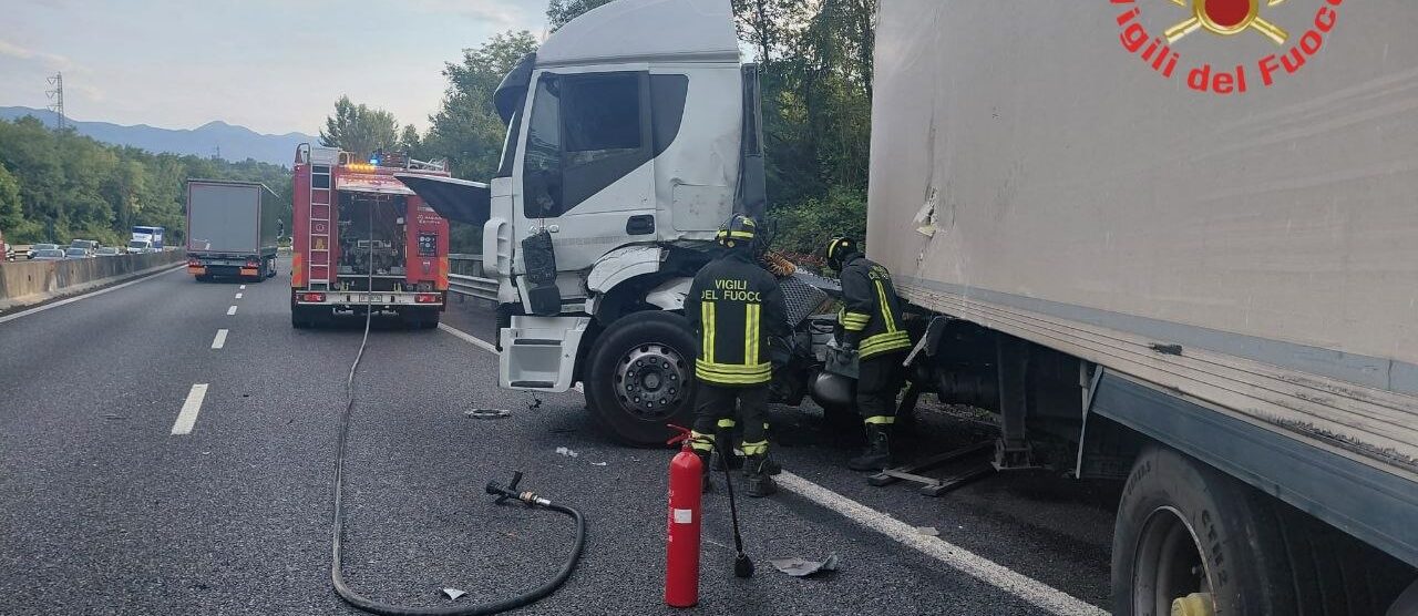 L'intervento dei vigili del fuoco a Verano sulla Statale 36