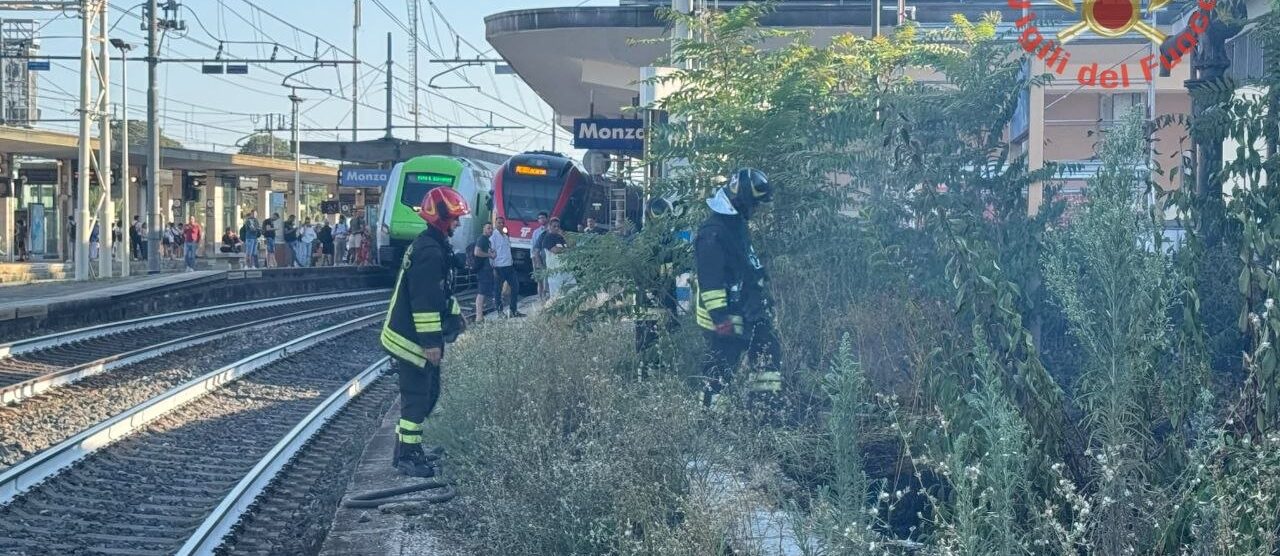 Intervento dei vigili del fuoco per l'incendio di sterpagli lungo la ferrovia a Monza