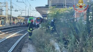 Intervento dei vigili del fuoco per l'incendio di sterpagli lungo la ferrovia a Monza