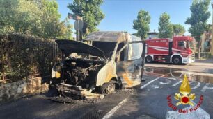 Il furgono distrutto dall'incendio a Nova