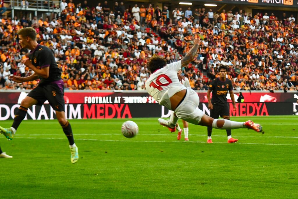 Ac Monza Galatasaray Cutrone nella conclusione acrobatica che ha portato al primo gol - foto Ac Monza