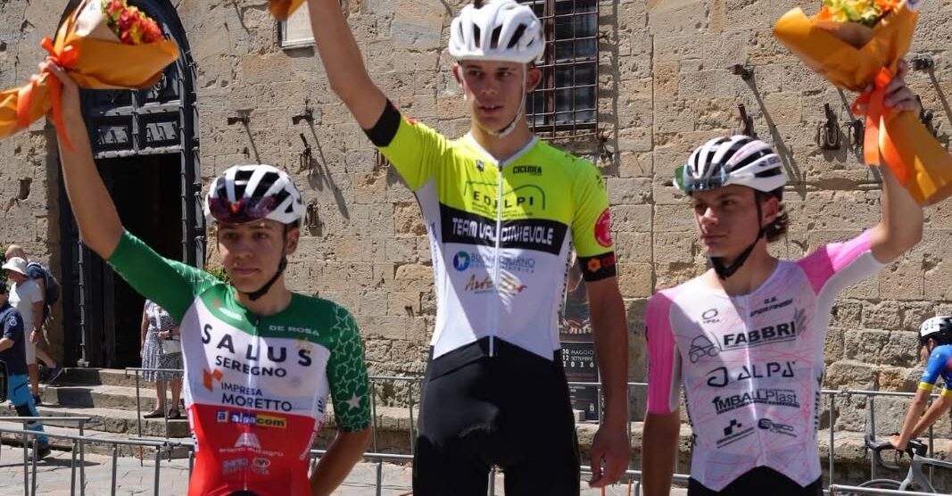 Ciclismo 2026 podio Pisa Volterra da sinistra Gualtieri Lodovisi Mori
