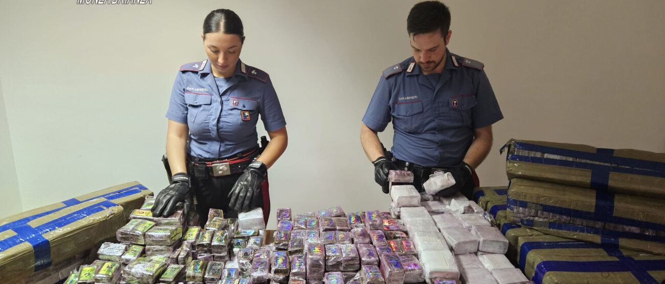 La droga e il denaro sequestrati a Cornate d'Adda
