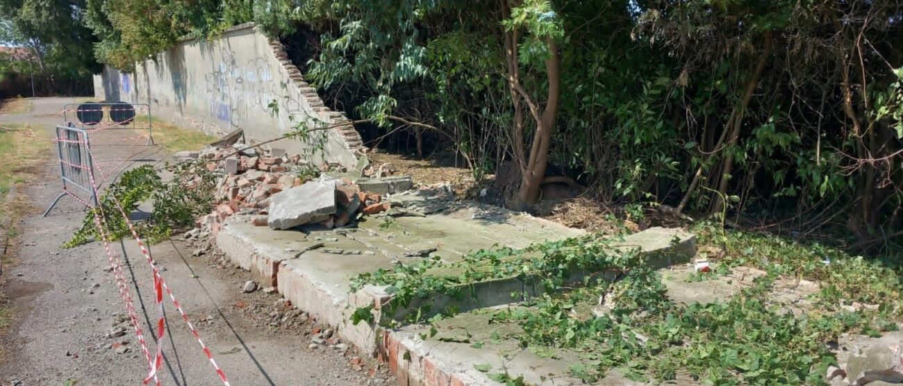 Il muro crollato al cimitero di Limbiate
