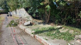 Il muro crollato al cimitero di Limbiate