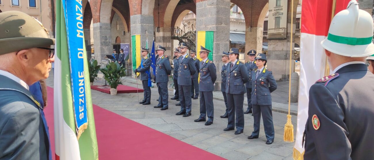 Guardia di Finanza Monza cerimonia piazza Roma