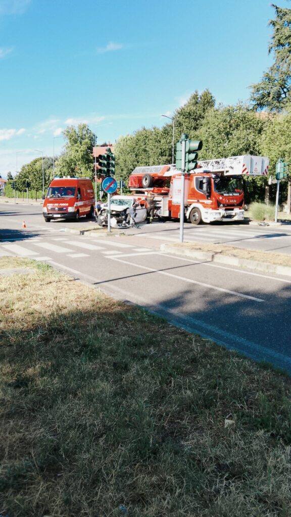 Monza incidente viale Lombardia Vvf
