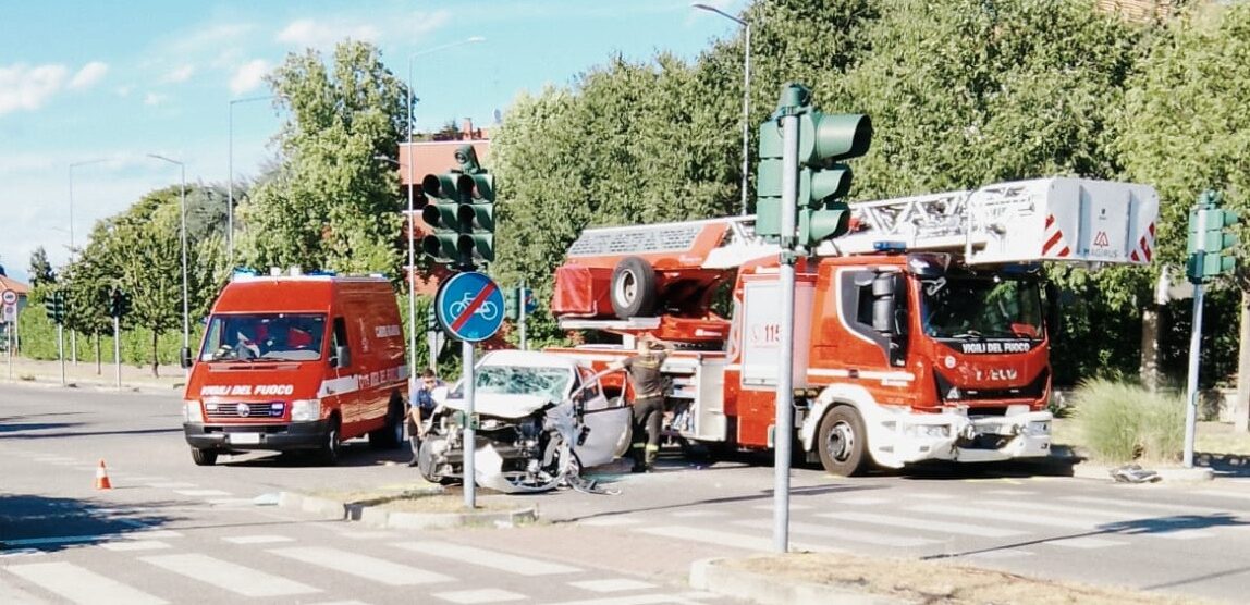 Monza incidente viale Lombardia Vvf