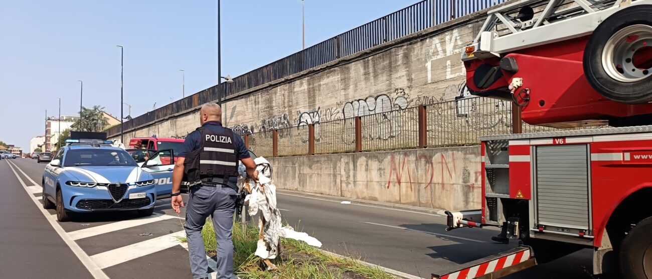 Monza regicidio striscione Bresci sottopasso via Libertà polizia