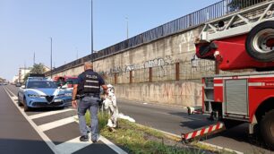 Monza regicidio striscione Bresci sottopasso via Libertà polizia