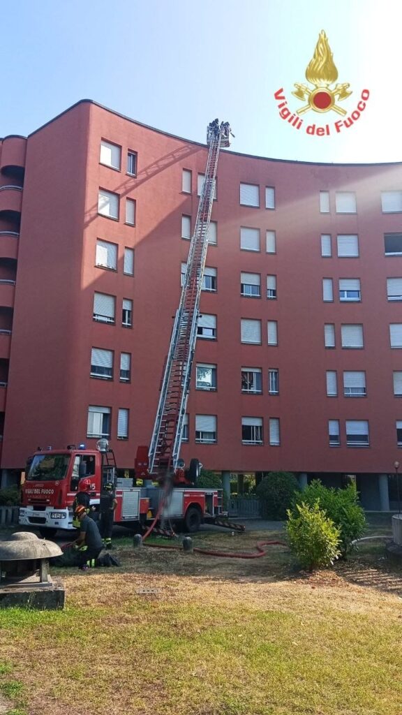 Monza vigili del fuoco incendio stabile vicino ospedale autoscala