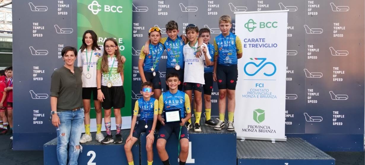 Nella foto Maria Giulia Confalonieri con il gruppo giovani della Salus Seregno De Rosa