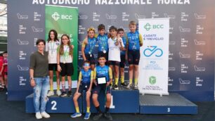Nella foto Maria Giulia Confalonieri con il gruppo giovani della Salus Seregno De Rosa