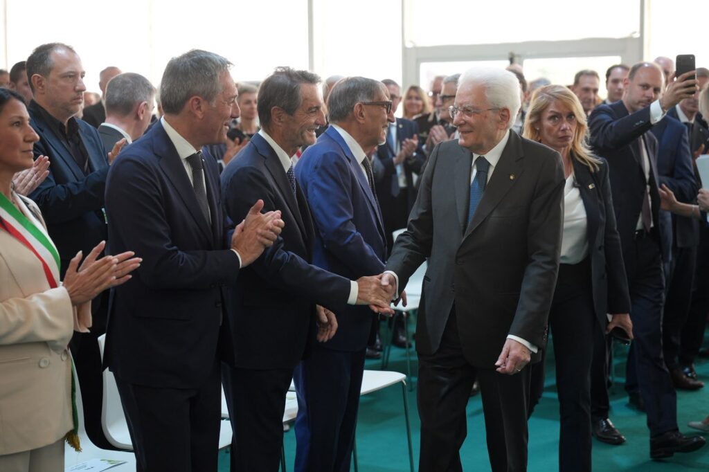 Seveso 50 anni Icmesa Fontana stretta di mano a Mattarella