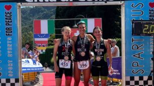 Triathlon 2026 Sprint Como da sx Martina Buri Giulia Bergamin Laura Marioni