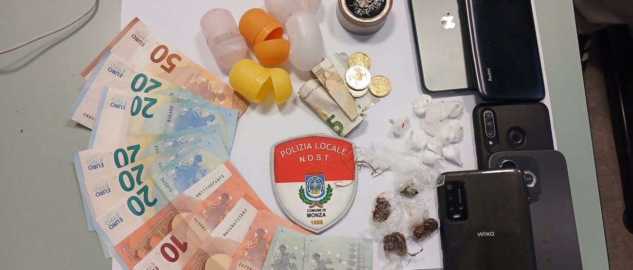 La droga, il denaro e i telefoni sequestrati dalla Polizia locale di Monza