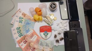 La droga, il denaro e i telefoni sequestrati dalla Polizia locale di Monza