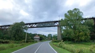Lesmo via Galilei ponte ferrovia