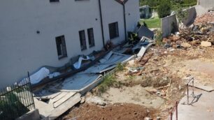 Il muro crollato a Seveso in corso Isonzo