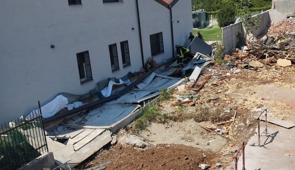 Il muro crollato a Seveso in corso Isonzo
