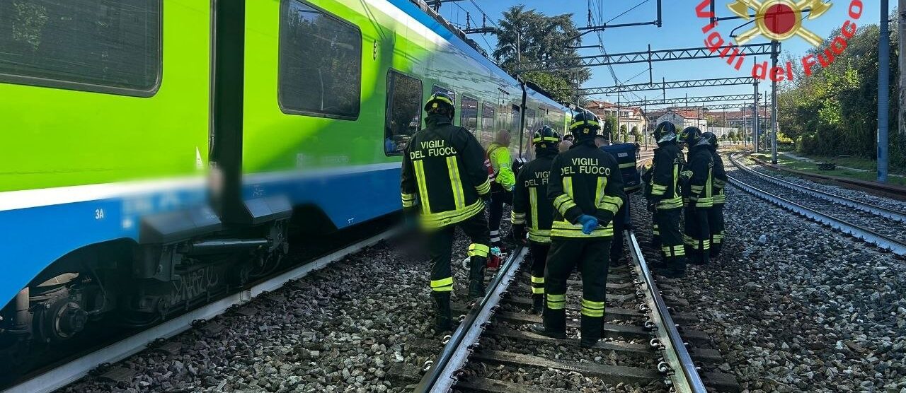 L'intervento dei vigili del fuoco alla stazione di Monza