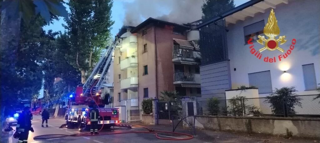 Brugherio incendio quarto piano - foto Vigili del fuoco
