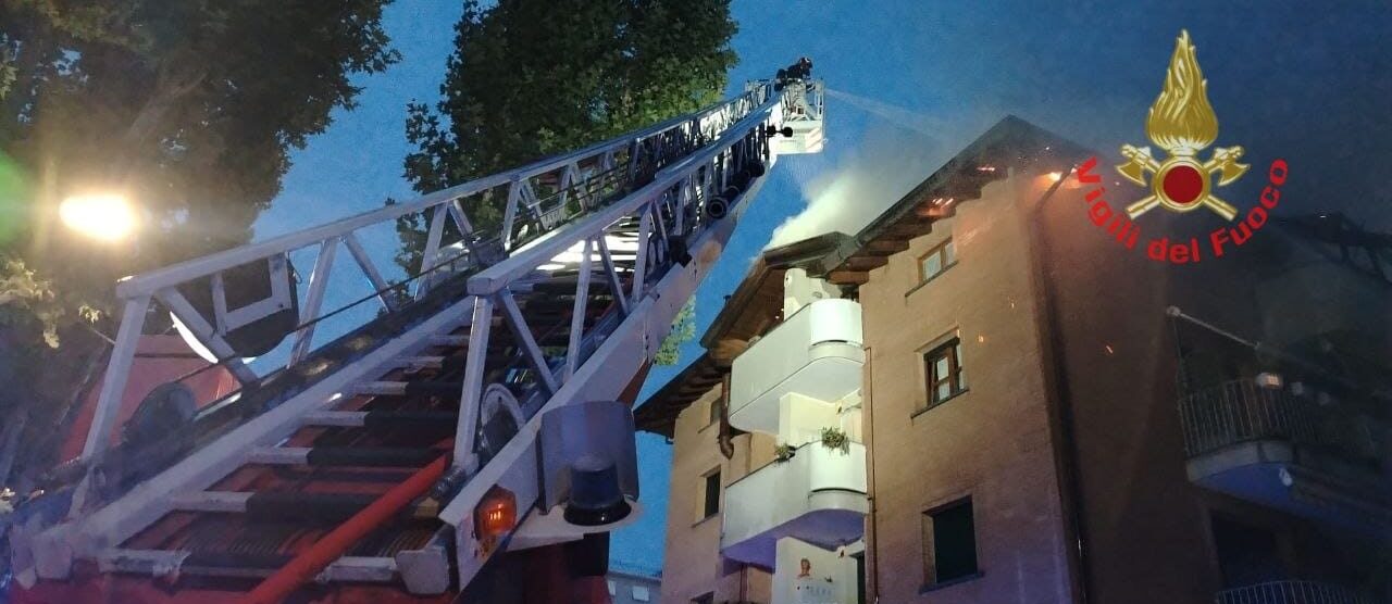 Brugherio incendio quarto piano autoscala - foto Vigili del fuoco