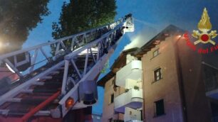 Brugherio incendio quarto piano autoscala - foto Vigili del fuoco