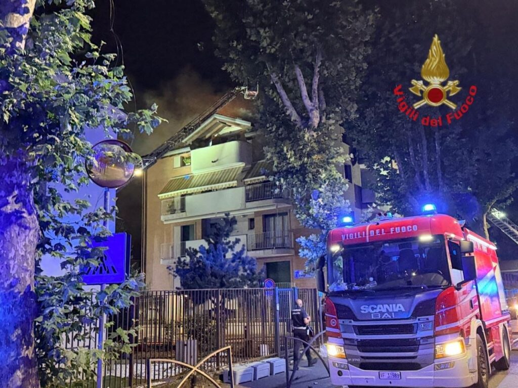 Brugherio incendio quarto piano soccorsi - foto Vigili del fuoco