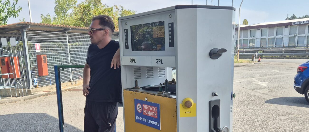 Il distributore di carburante Bayfin a Desio