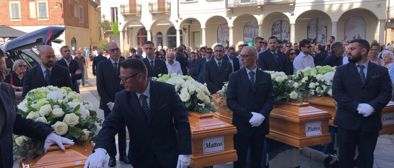 Le bare della famiglia Gianturco in piazza del Duomo a Monza