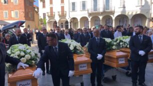 Le bare della famiglia Gianturco in piazza del Duomo a Monza