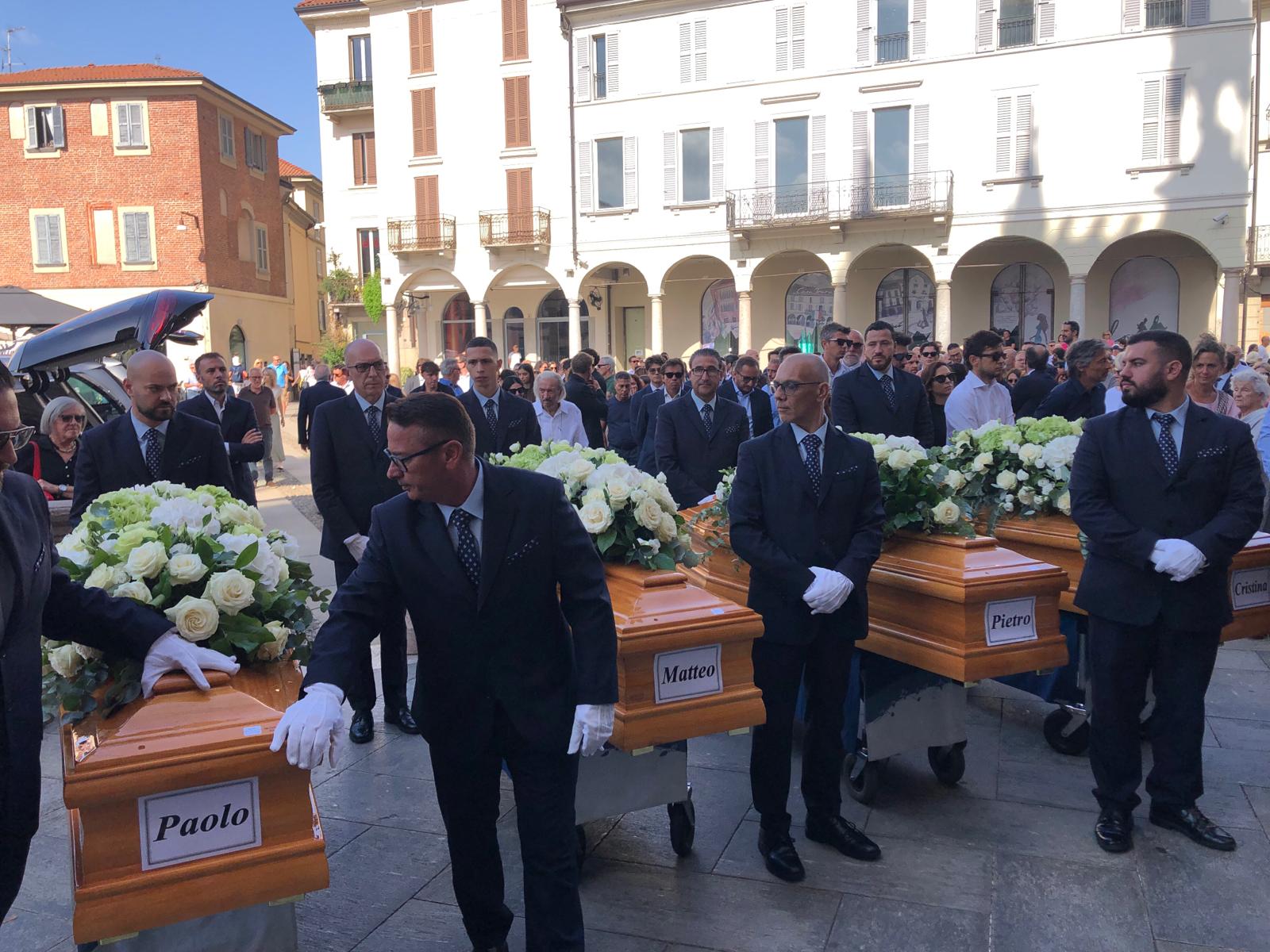 Le bare della famiglia Gianturco in piazza del Duomo a Monza