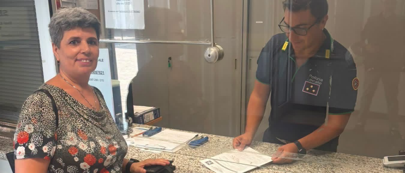 Il momento della restituzione della fede nuziale alla figlia della proprietaria