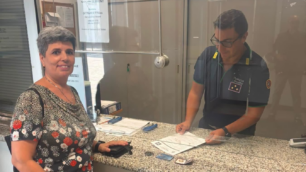 Il momento della restituzione della fede nuziale alla figlia della proprietaria