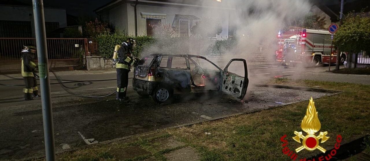 La vettura in fiamme a Triuggio