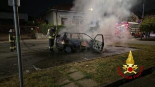 La vettura in fiamme a Triuggio