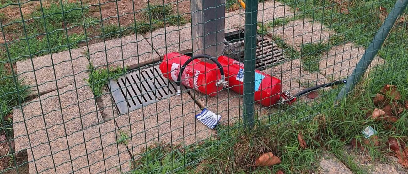 Gli estintori svuotati dai vandali a Seveso