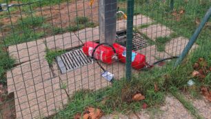 Gli estintori svuotati dai vandali a Seveso