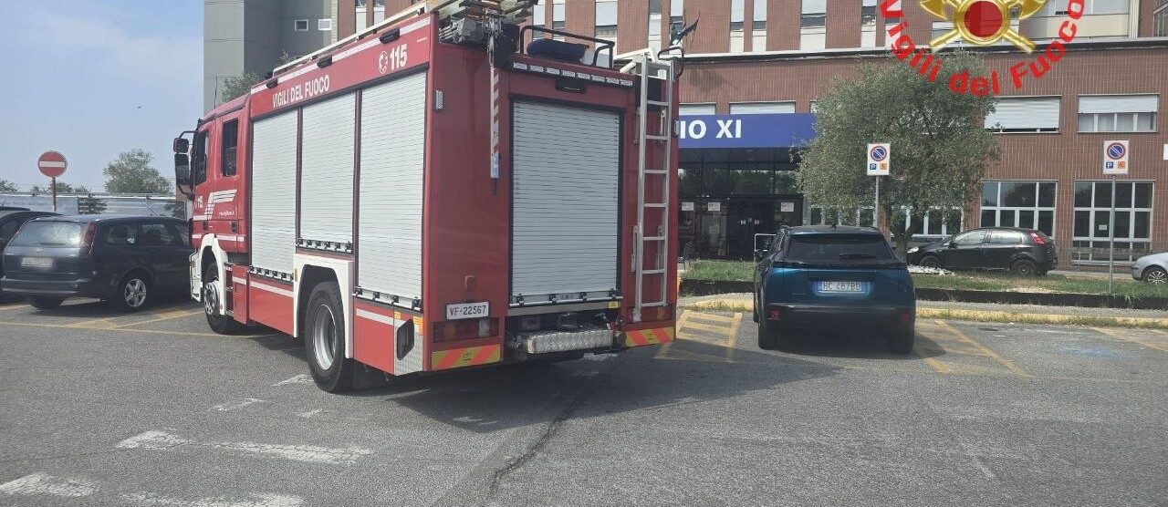 I vigili del fuoco davanti all'ospedale di Desio