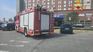 I vigili del fuoco davanti all'ospedale di Desio