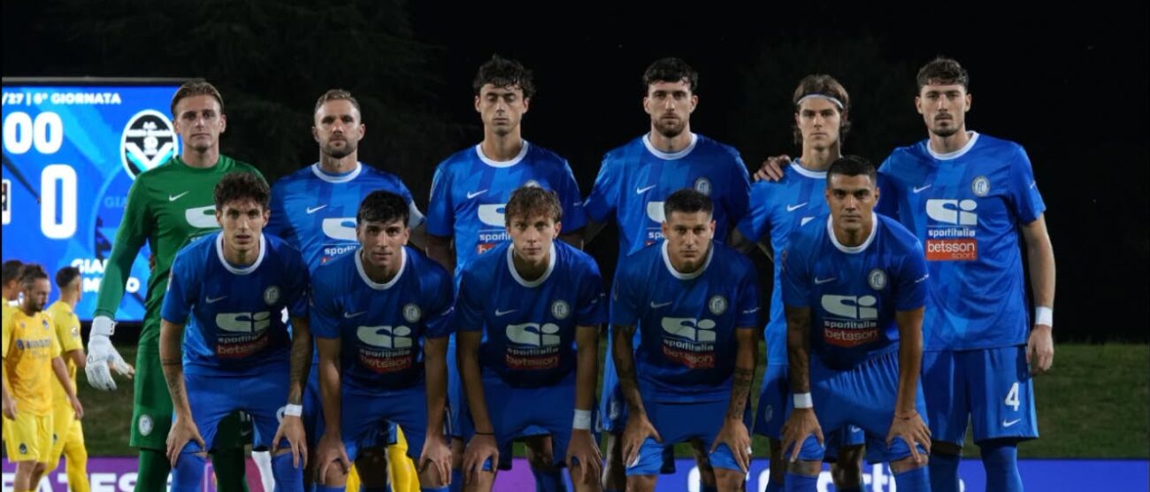 Calcio Folgore Caratese 2026 Squadra schierata a Zanica partita con Giana
