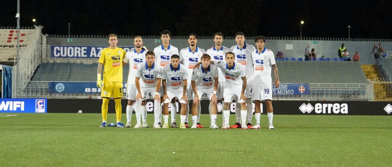 Calcio Folgore Caratese 2026 Squadra schierata al Silvio Piola di Novara