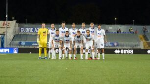 Calcio Folgore Caratese 2026 Squadra schierata al Silvio Piola di Novara
