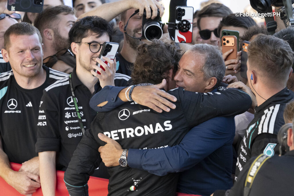 Gp Spagna F1 2026 Antonelli abbraccio papà - foto Vegetti il CittadinoMB