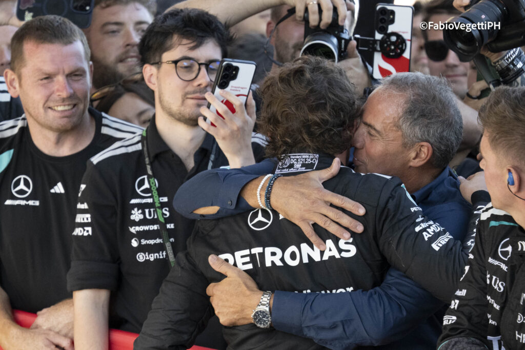 Gp Spagna F1 2026 Antonelli bacio papà Marco - foto Vegetti il CittadinoMB